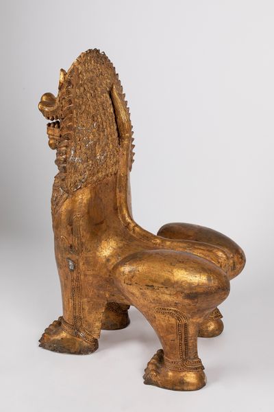 Grande leone in bronzo dorato. Thailandia, secolo XIX/XX  - Asta Incanti d'Asia / Arte del sud-est asiatico e Cina - Associazione Nazionale - Case d'Asta italiane