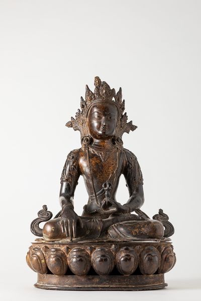 Scultura in bronzo raffigurante Buddha. Cina/Tibet, secolo XIX/XX  - Asta Incanti d'Asia / Arte del sud-est asiatico e Cina - Associazione Nazionale - Case d'Asta italiane