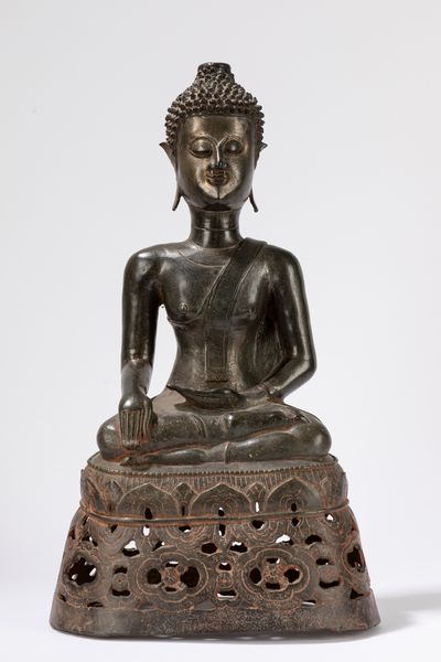 Buddha assiso in bronzo. Thailandia, secolo XIX  - Asta Incanti d'Asia / Arte del sud-est asiatico e Cina - Associazione Nazionale - Case d'Asta italiane