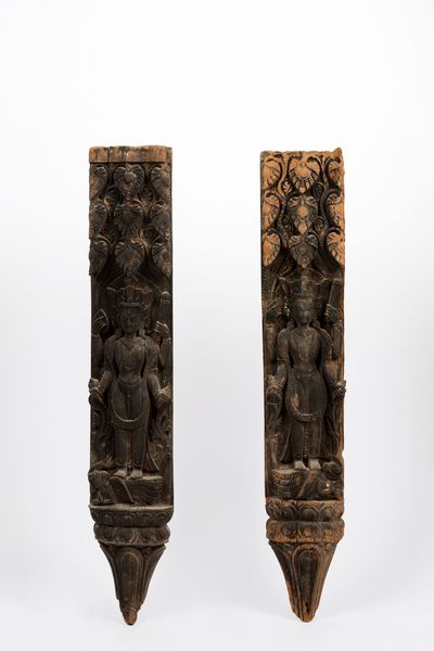 Coppia di lesene in legno raffiguranti divinità. India, inizio secolo XX  - Asta Incanti d'Asia / Arte del sud-est asiatico e Cina - Associazione Nazionale - Case d'Asta italiane