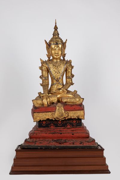 Buddha in cartapesta dorata e laccata. Thailandia, inizio secolo XX  - Asta Incanti d'Asia / Arte del sud-est asiatico e Cina - Associazione Nazionale - Case d'Asta italiane