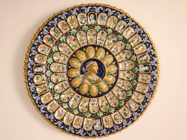 Piatto da parata in maiolica  - Asta L'Arte di Arredare - Associazione Nazionale - Case d'Asta italiane