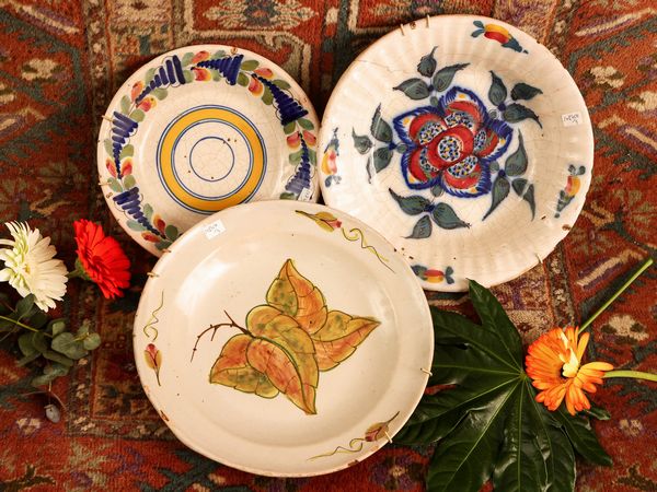 Tre piatti in maiolica popolare  - Asta L'Arte di Arredare - Associazione Nazionale - Case d'Asta italiane