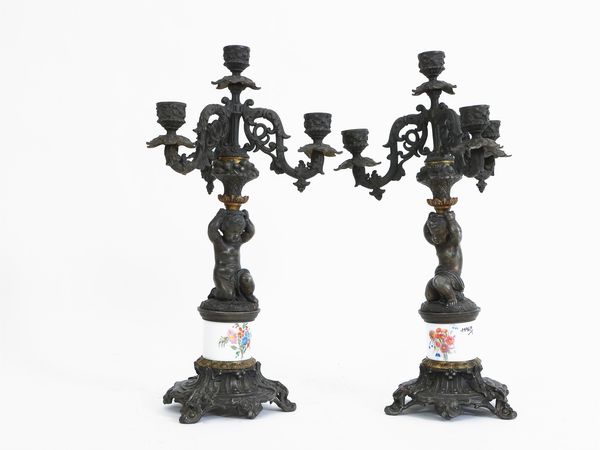 Coppia di candelabri in metallo brunito e porcellana  - Asta L'Arte di Arredare - Associazione Nazionale - Case d'Asta italiane