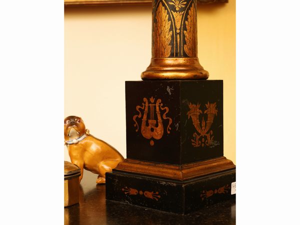 Coppia di lumi da tavolo in tole verde scuro lumeggiata in oro  - Asta L'Arte di Arredare - Associazione Nazionale - Case d'Asta italiane