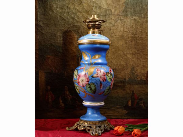 Grande lume ad olio in porcellana  - Asta L'Arte di Arredare - Associazione Nazionale - Case d'Asta italiane