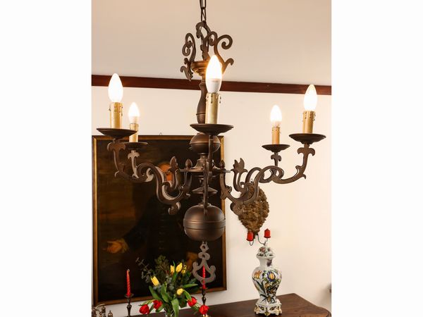 Piccolo lampadario in bronzo di gusto fiammingo  - Asta L'Arte di Arredare - Associazione Nazionale - Case d'Asta italiane