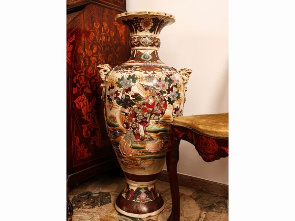 Coppia di monumentali vasi a balaustro in ceramica, Satsuma  - Asta L'Arte di Arredare - Associazione Nazionale - Case d'Asta italiane