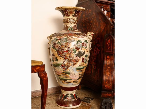Coppia di monumentali vasi a balaustro in ceramica, Satsuma  - Asta L'Arte di Arredare - Associazione Nazionale - Case d'Asta italiane