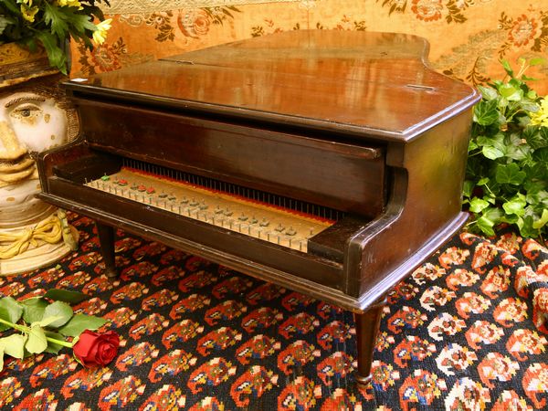 Pianoforte a coda in miniatura  - Asta L'Arte di Arredare - Associazione Nazionale - Case d'Asta italiane