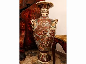 Coppia di monumentali vasi a balaustro in ceramica, Satsuma  - Asta L'Arte di Arredare - Associazione Nazionale - Case d'Asta italiane