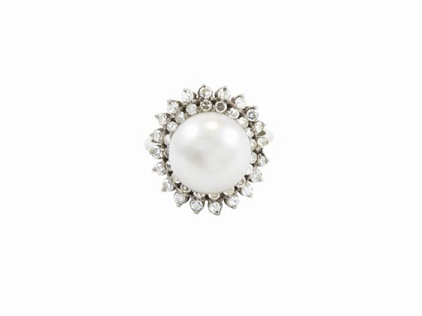 Anello in oro bianco con diamanti e perla coltivata  - Asta Gioielli e orologi - Associazione Nazionale - Case d'Asta italiane