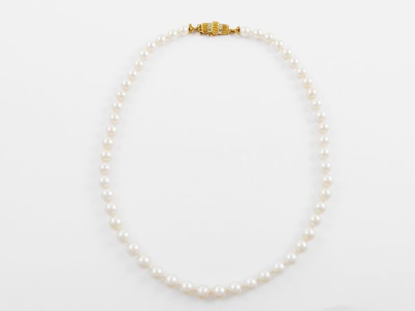 Collana di perle coltivate con fermezza in oro giallo e ebianco con diamanti  - Asta Gioielli e orologi - Associazione Nazionale - Case d'Asta italiane