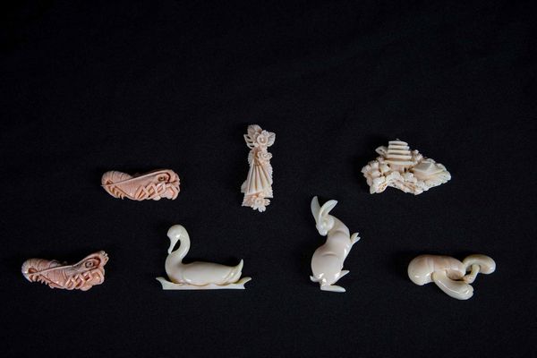 Lotto composto da sette piccoli gruppi scolpiti in corallo raffiguranti animali, Cina, inizi XX secolo  - Asta Arte orientale - Associazione Nazionale - Case d'Asta italiane