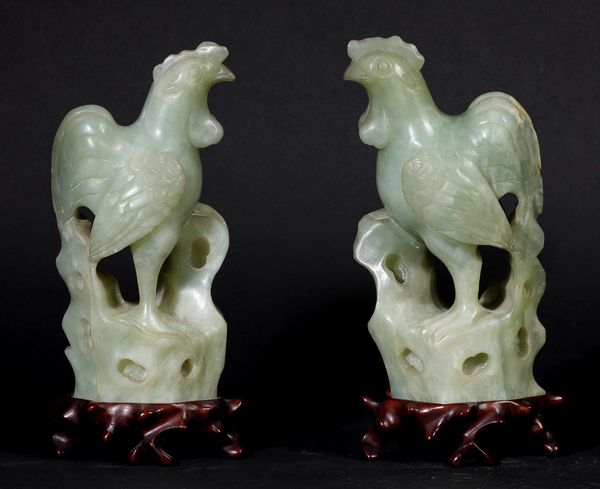 Due figure di galli scolpiti in giada Celadon, Cina, Dinastia Qing, fine XIX secolo  - Asta Arte orientale - Associazione Nazionale - Case d'Asta italiane