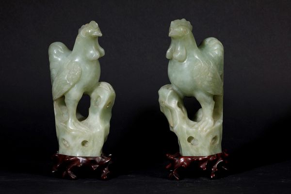 Due figure di galli scolpiti in giada Celadon, Cina, Dinastia Qing, fine XIX secolo  - Asta Arte orientale - Associazione Nazionale - Case d'Asta italiane