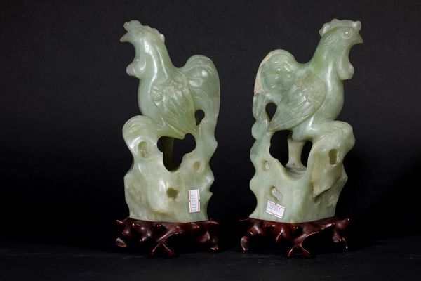 Due figure di galli scolpiti in giada Celadon, Cina, Dinastia Qing, fine XIX secolo  - Asta Arte orientale - Associazione Nazionale - Case d'Asta italiane