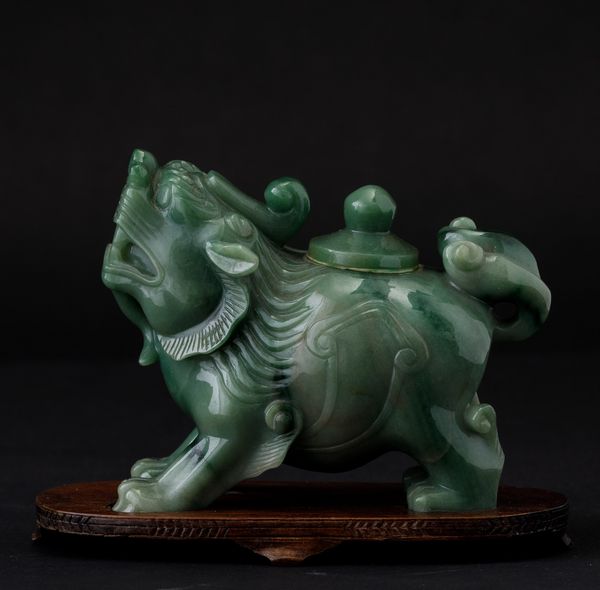 Incensiere a forma di leoncino in giada verde mela, Cina, Dinastia Qing, XIX secolo  - Asta Arte orientale - Associazione Nazionale - Case d'Asta italiane