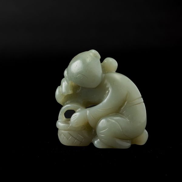 Gruppo in giada Celadon raffigurante personaggio con cesto, Cina, Dinastia Qing, XIX secolo  - Asta Arte orientale - Associazione Nazionale - Case d'Asta italiane