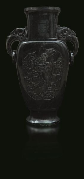 Coppia di grandi vasi scolpiti in nefrite con mascheroni, anse ad anello e figure di Guanyin entro riserve, Cina, Dinastia Qing, XIX secolo  - Asta Arte orientale - Associazione Nazionale - Case d'Asta italiane