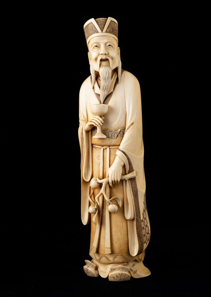 Grande figura di saggio scolpita in avorio, Cina, Dinastia Qing, fine XIX secolo  - Asta Arte orientale - Associazione Nazionale - Case d'Asta italiane