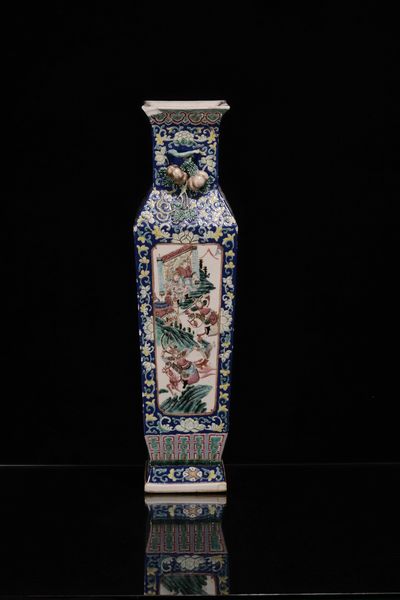 Vaso in porcellana Famiglia Rosa con scene di vita comune entro riserve, decori floreali e anse sagomate, Cina, Dinastia Qing, XIX secolo  - Asta Arte orientale - Associazione Nazionale - Case d'Asta italiane