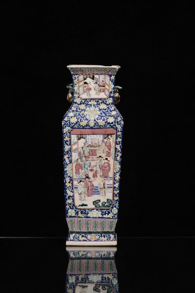 Vaso in porcellana Famiglia Rosa con scene di vita comune entro riserve, decori floreali e anse sagomate, Cina, Dinastia Qing, XIX secolo  - Asta Arte orientale - Associazione Nazionale - Case d'Asta italiane