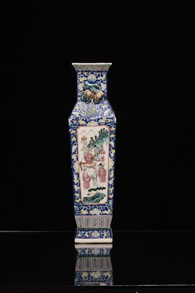 Vaso in porcellana Famiglia Rosa con scene di vita comune entro riserve, decori floreali e anse sagomate, Cina, Dinastia Qing, XIX secolo  - Asta Arte orientale - Associazione Nazionale - Case d'Asta italiane