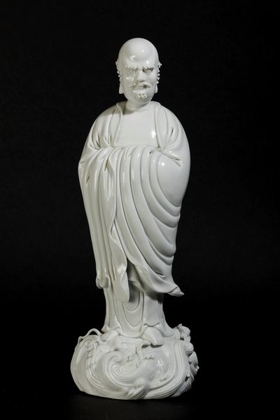 Figura di saggio stante in porcellana Blanc de Chine Dehua, Cina, Dinastia Qing, XIX secolo  - Asta Arte orientale - Associazione Nazionale - Case d'Asta italiane