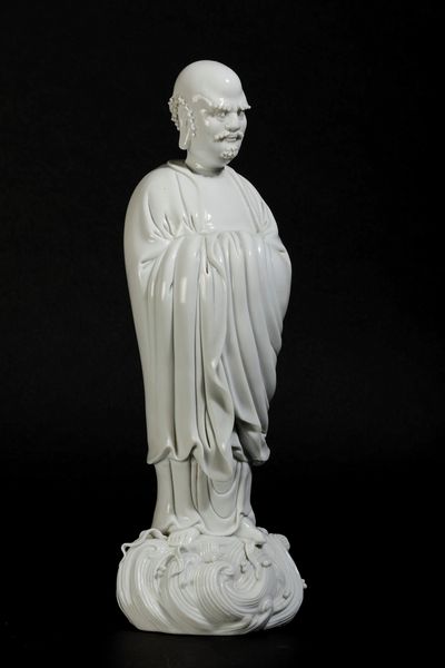 Figura di saggio stante in porcellana Blanc de Chine Dehua, Cina, Dinastia Qing, XIX secolo  - Asta Arte orientale - Associazione Nazionale - Case d'Asta italiane