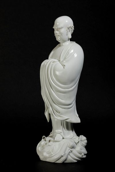 Figura di saggio stante in porcellana Blanc de Chine Dehua, Cina, Dinastia Qing, XIX secolo  - Asta Arte orientale - Associazione Nazionale - Case d'Asta italiane