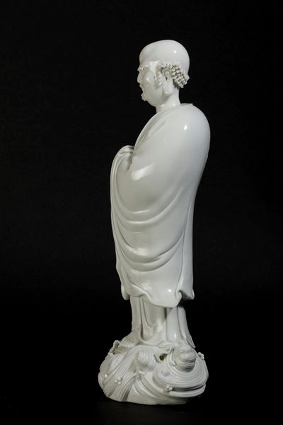 Figura di saggio stante in porcellana Blanc de Chine Dehua, Cina, Dinastia Qing, XIX secolo  - Asta Arte orientale - Associazione Nazionale - Case d'Asta italiane