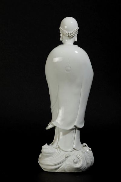 Figura di saggio stante in porcellana Blanc de Chine Dehua, Cina, Dinastia Qing, XIX secolo  - Asta Arte orientale - Associazione Nazionale - Case d'Asta italiane