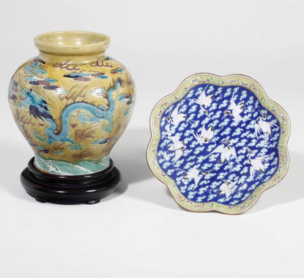 Lotto composto da alzata polilobata e vaso in porcellana a smalti policromi con decoro di aironi e draghi tra le nuvole, Cina, Dinastia Qing, epoca Guangxu (1875-1908)  - Asta Arte orientale - Associazione Nazionale - Case d'Asta italiane