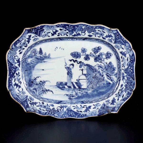 Piatto ovale in porcellana bianca e blu con figura di femminile su imbarcazione e decori floreali, Cina, Dinastia Qing, epoca Qianlong (1736-1796)  - Asta Arte orientale - Associazione Nazionale - Case d'Asta italiane