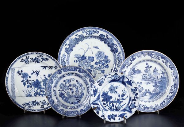 Cinque piatti diversi in porcellana bianca e blu con paesaggi, decori floreali e soggetti naturalistici, Cina, Dinastia Qing, epoca Kangxi 81662-1722) ed epoca Qianlong (1736-1796)  - Asta Arte orientale - Associazione Nazionale - Case d'Asta italiane