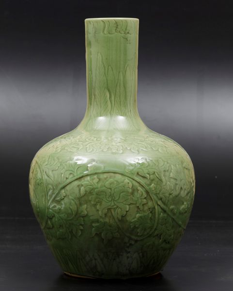 Vaso Tianqiuping in porcellana Celadon con decori a racemi vegetali, Cina, Dinastia Qing, XIX secolo  - Asta Arte orientale - Associazione Nazionale - Case d'Asta italiane