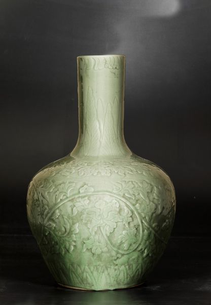 Vaso Tianqiuping in porcellana Celadon con decori a racemi vegetali, Cina, Dinastia Qing, XIX secolo  - Asta Arte orientale - Associazione Nazionale - Case d'Asta italiane