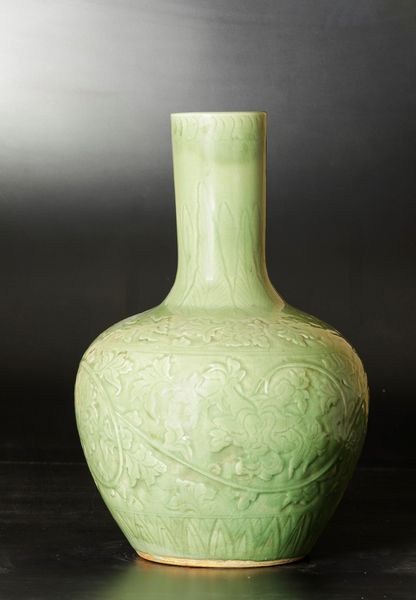 Vaso Tianqiuping in porcellana Celadon con decori a racemi vegetali, Cina, Dinastia Qing, XIX secolo  - Asta Arte orientale - Associazione Nazionale - Case d'Asta italiane