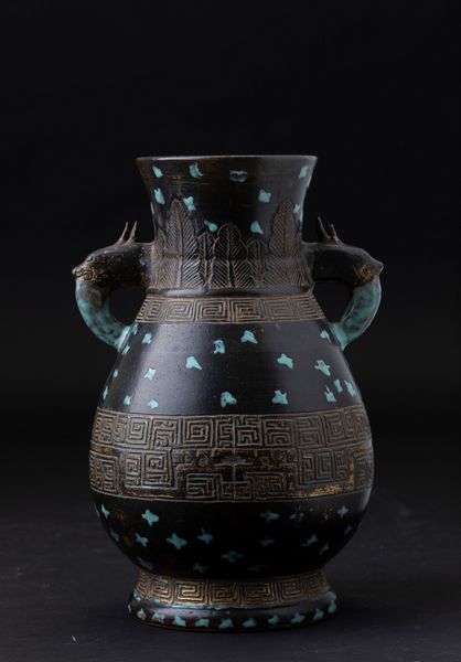 Vaso in porcellana smaltata con anse a foggia di draghetto, motivi d'ispirazione arcaica incisi e decori splashed sui toni del turchese, Cina, Dinastia Qing, epoca Guangxu (1875-1908)  - Asta Arte orientale - Associazione Nazionale - Case d'Asta italiane