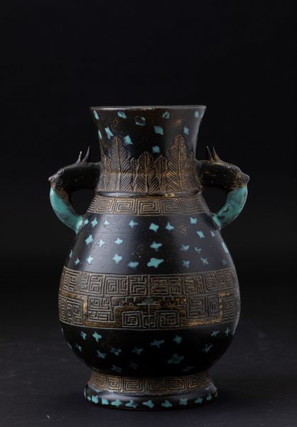 Vaso in porcellana smaltata con anse a foggia di draghetto, motivi d'ispirazione arcaica incisi e decori splashed sui toni del turchese, Cina, Dinastia Qing, epoca Guangxu (1875-1908)  - Asta Arte orientale - Associazione Nazionale - Case d'Asta italiane