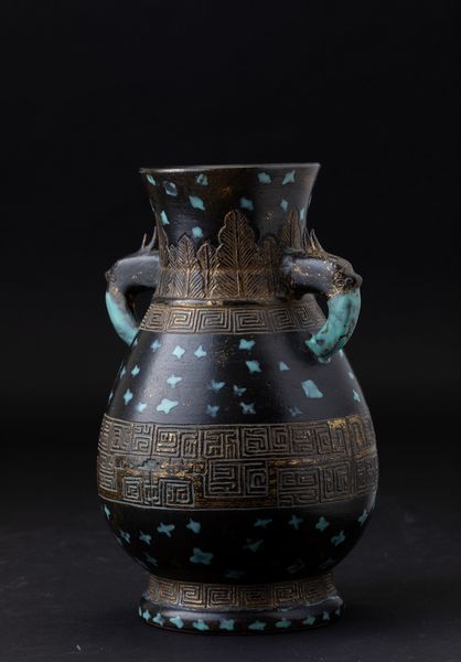 Vaso in porcellana smaltata con anse a foggia di draghetto, motivi d'ispirazione arcaica incisi e decori splashed sui toni del turchese, Cina, Dinastia Qing, epoca Guangxu (1875-1908)  - Asta Arte orientale - Associazione Nazionale - Case d'Asta italiane