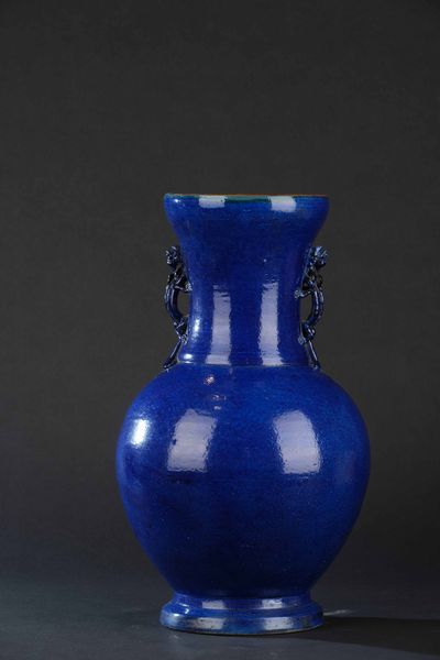 Vaso in porcellana monocroma blu con anse sagomate a foggia di drago e raffigutazioni di cavalli a rilievo, Cina, Dinastia Qing, XIX secolo  - Asta Arte orientale - Associazione Nazionale - Case d'Asta italiane