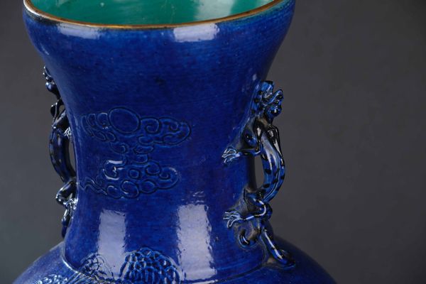 Vaso in porcellana monocroma blu con anse sagomate a foggia di drago e raffigutazioni di cavalli a rilievo, Cina, Dinastia Qing, XIX secolo  - Asta Arte orientale - Associazione Nazionale - Case d'Asta italiane