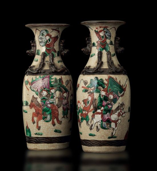 Vaso a bottiglia in porcellana monocroma color verde, Cina, Dinastia Qing, XIX secolo  - Asta Arte orientale - Associazione Nazionale - Case d'Asta italiane