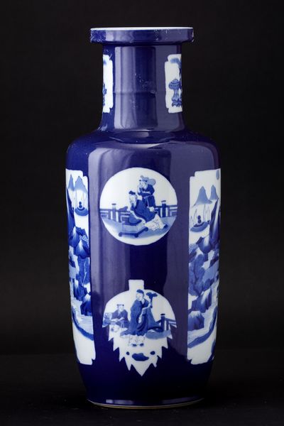 Vaso Rouleau in porcellana bianca e blu con cavalieri, saggi e soggetti naturalistici entro riserve, Cina, Dinastia Qing, epoca Guangxu (1875-1908)  - Asta Arte orientale - Associazione Nazionale - Case d'Asta italiane