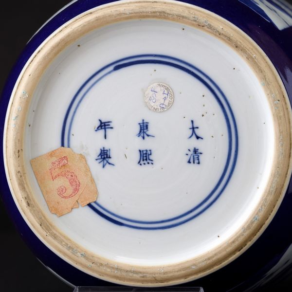 Vaso Rouleau in porcellana bianca e blu con cavalieri, saggi e soggetti naturalistici entro riserve, Cina, Dinastia Qing, epoca Guangxu (1875-1908)  - Asta Arte orientale - Associazione Nazionale - Case d'Asta italiane