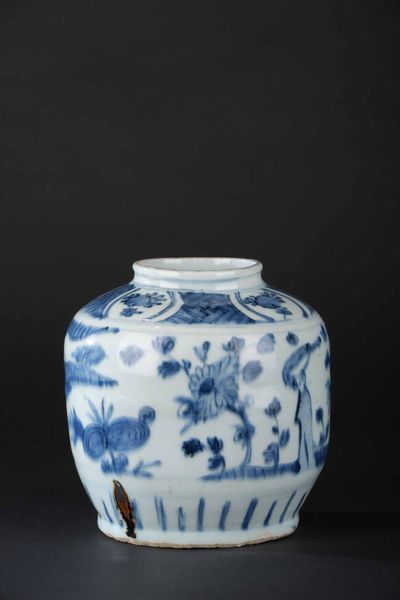 Giara in porcellana bianca e blu con soggetti naturalistici e decori floreali entro riserve, Cina, Dinastia Qing, epoca Shunzhi (1644-1661)  - Asta Arte orientale - Associazione Nazionale - Case d'Asta italiane