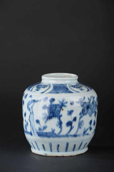 Giara in porcellana bianca e blu con soggetti naturalistici e decori floreali entro riserve, Cina, Dinastia Qing, epoca Shunzhi (1644-1661)  - Asta Arte orientale - Associazione Nazionale - Case d'Asta italiane