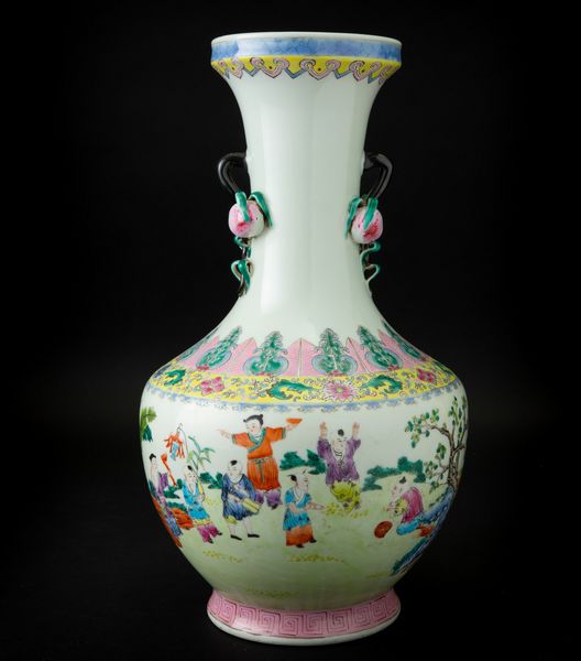 Vaso in porcellana con anse a foggia di pesche e raffigurazione di saggi con fanciulli entro paesaggio, Cina, XX secolo  - Asta Arte orientale - Associazione Nazionale - Case d'Asta italiane